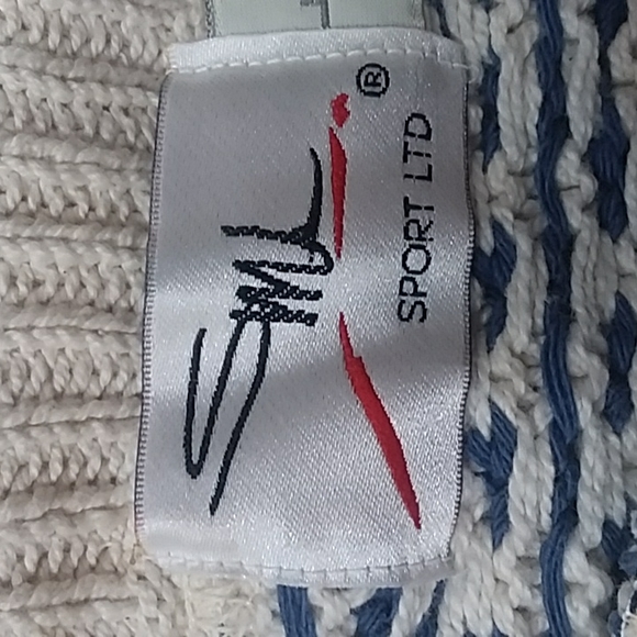 Geometric Pattern Sweater. NEW - Picture 7 of 9